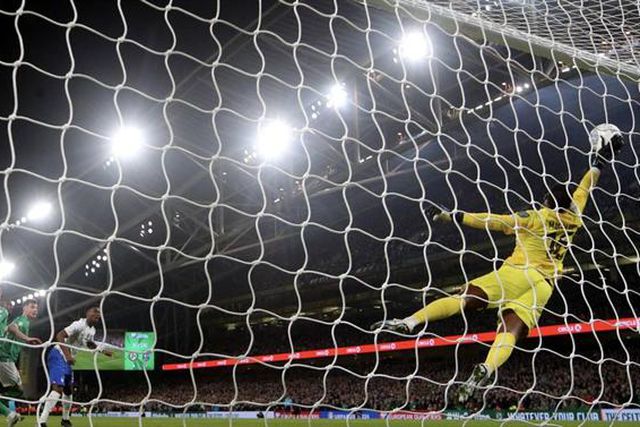 MONSTRUOSA! Veja bem esta defesa do guarda-redes da França (vídeo)