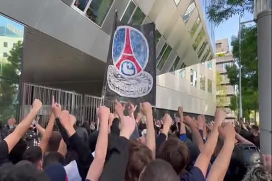 Ultras protestam às portas da sede: «PSG é nosso»