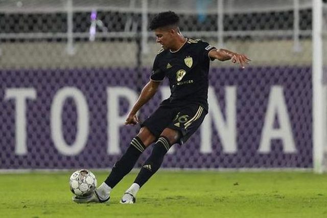 Jovem defesa-central já não foge, avançam nos EUA