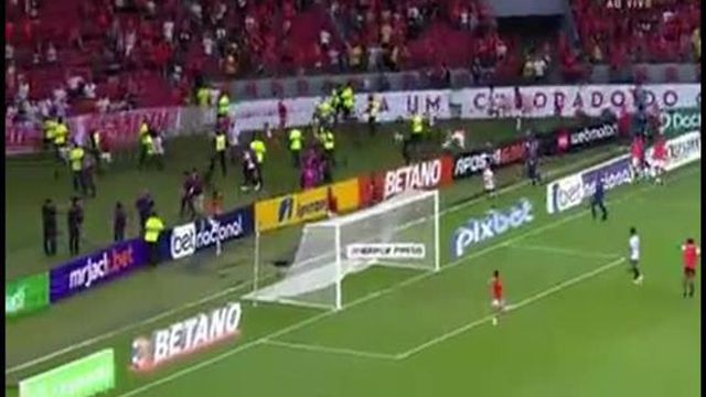 Cenas lamentáveis: adepto invade relvado com criança ao colo e agride jogador