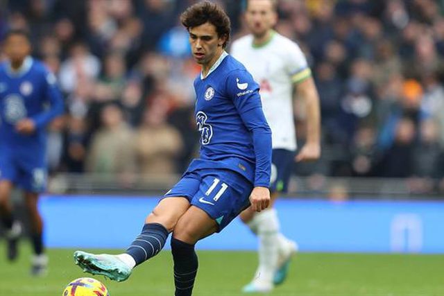 Premier League destaca portugueses com magia nos pés (vídeos)