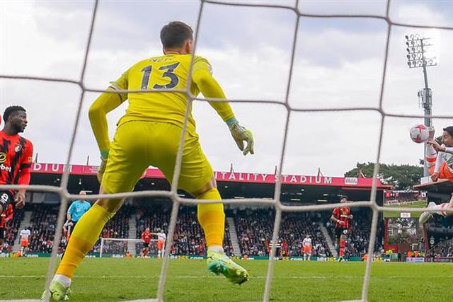 Fornals marca golo de escorpião na goleada do West Ham (vídeo)