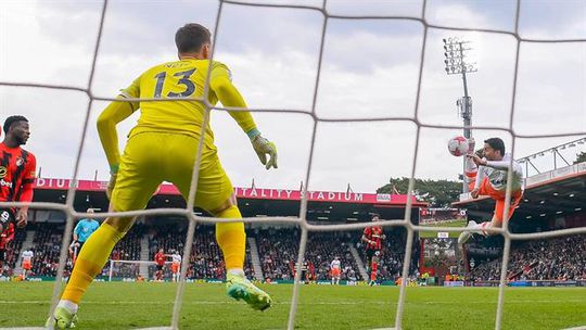 Fornals marca golo de escorpião na goleada do West Ham (vídeo)