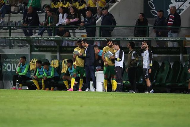 César Peixoto dá murro na mesa: «Assim, não!»