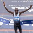 Quenianos Chebet e Obiri vencem Maratona de Boston