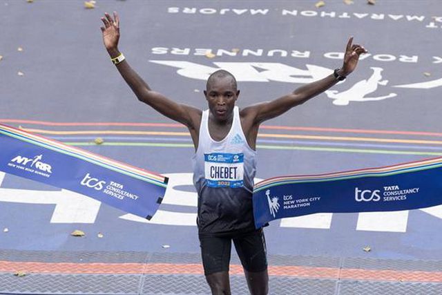 Quenianos Chebet e Obiri vencem Maratona de Boston