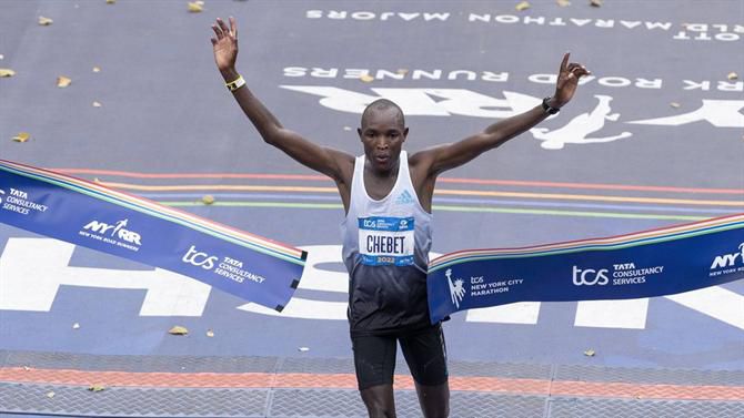 Quenianos Chebet e Obiri vencem Maratona de Boston