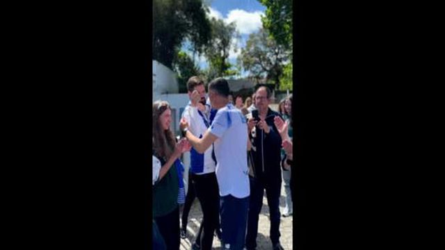 «Nunca será só futebol»: Sérgio Conceição oferece camisola a criança