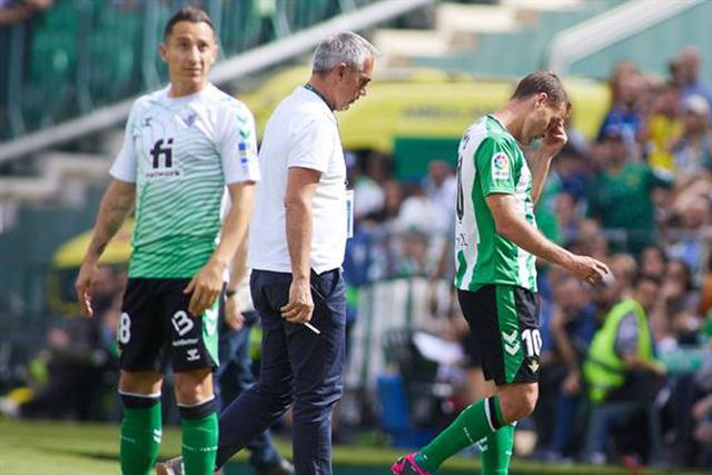 Bétis, de Rui Silva e William, reduzido a nove perde em casa: adeptos 'atiram-se' à Federação (vídeo)