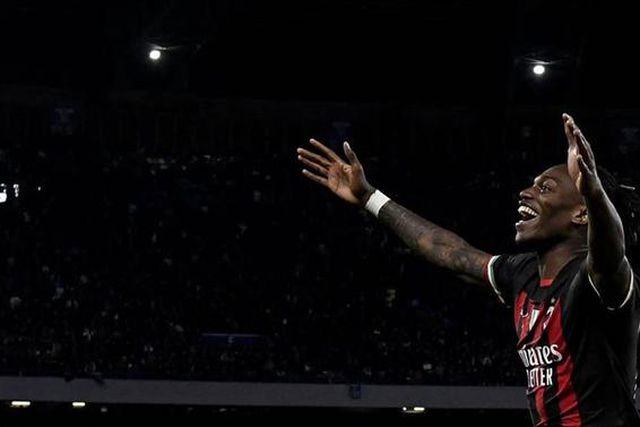 ‘Diego Maradona’ rendido a Leão de sonho na goleada do Milan em Nápoles (veja os golos)