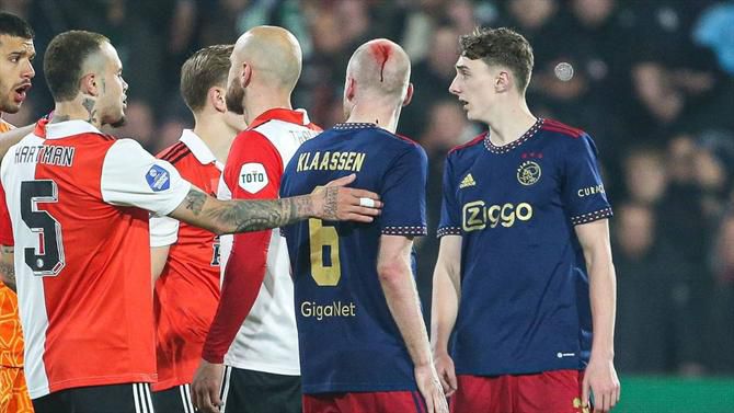 Feyenoord–Ajax marcado por grave incidente: jogador atingido e a sangrar (vídeos)