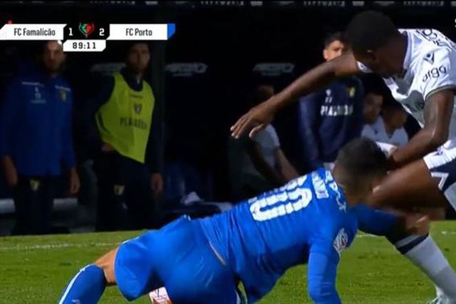 Otávio foi expulso por alegada agressão, mas decisão foi revertida no VAR (vídeo)