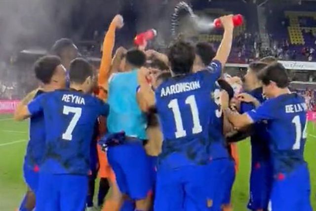 Guarda-redes do Arsenal faz 'chá revelação' de forma original (vídeo)