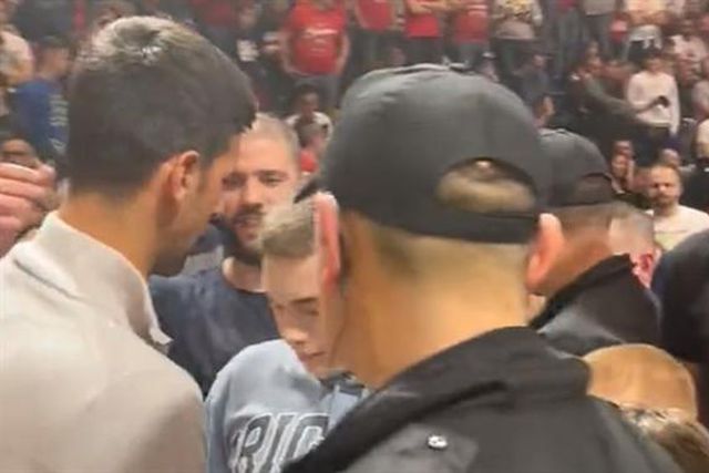 Jovem encontra cartão de crédito de Djokovic e acaba recompensado (vídeo)