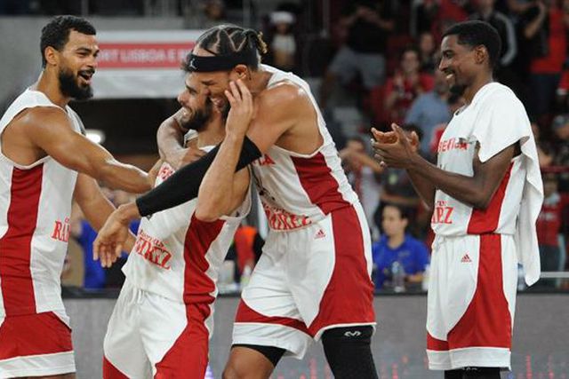 Benfica vence Oliveirense e mantém perseguição ao FC Porto