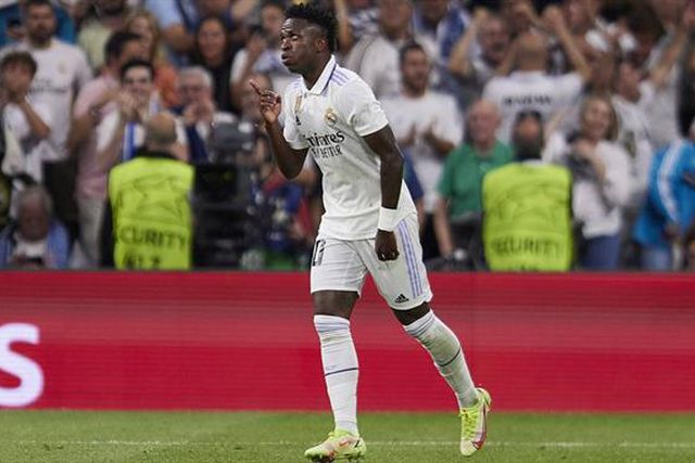 Ferdinand ficou eufórico com o golaço de Vinícius (vídeo)