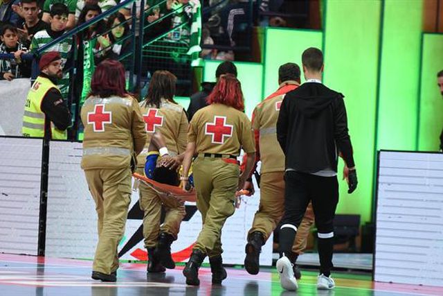 ARREPIANTE: Jogador do Nun’Álvares sofre lesão gravíssima diante do Sporting (conteúdo sensível)