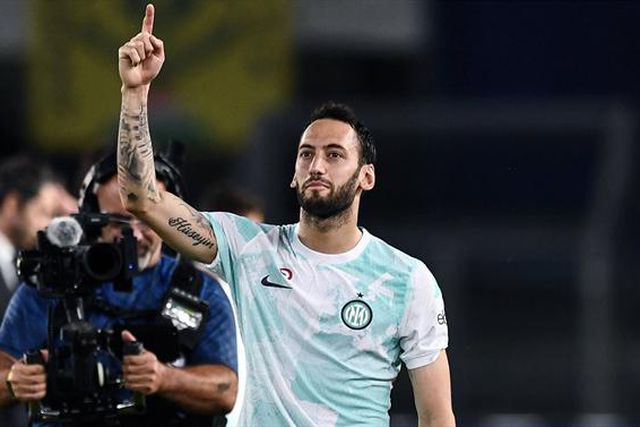 Que bomba de Çalhanoglu! (vídeo)