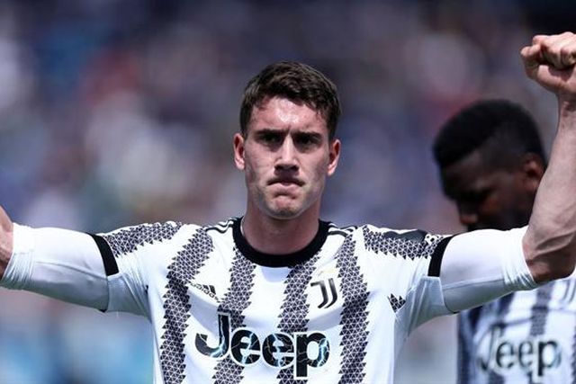 Vlahovic responde a insultos racistas com golaço (vídeo)