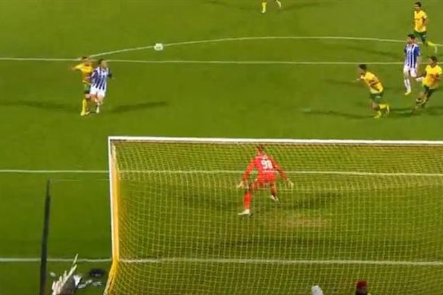 Árbitro marca penálti para o FC Porto, mas reverte decisão no VAR (vídeo)