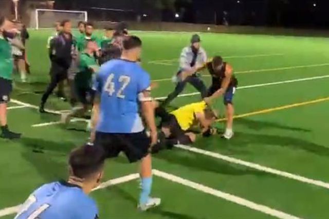 Chocante: Jogador e pugilista agride árbitro de forma bárbara (vídeo)