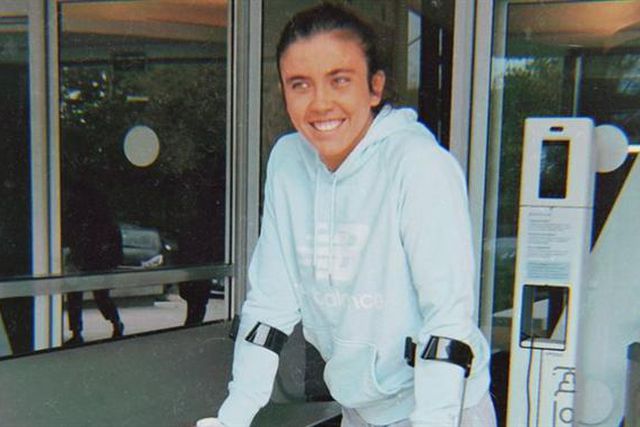 Pauleta de pé após cirurgia ao joelho