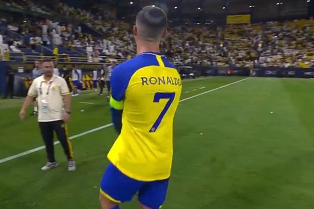 Ronaldo, irritado, pediu para… regarem a relva (vídeo)
