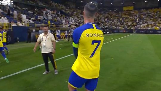Ronaldo, irritado, pediu para… regarem a relva (vídeo)