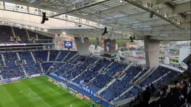 Adeptos do FC Porto festejam golo do Chaves