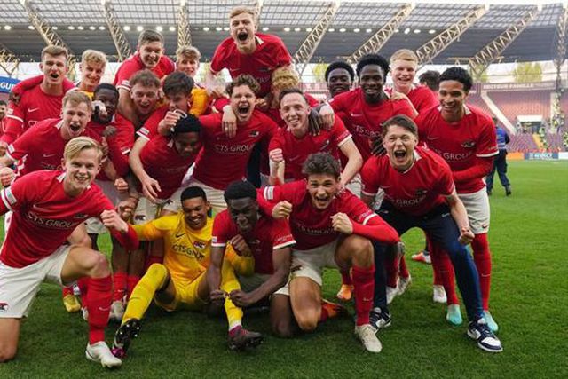 Carrasco do Sporting goleia na final e ergue o troféu