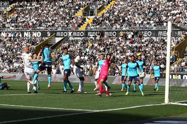 V. Guimarães goleia Vizela em tarde trágica no castelo (veja o resumo)