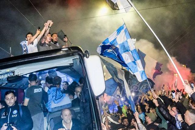 Nápoles já 'sente' o título e jogadores são recebidos em festa (vídeos e fotos)