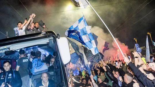 Nápoles já 'sente' o título e jogadores são recebidos em festa (vídeos e fotos)