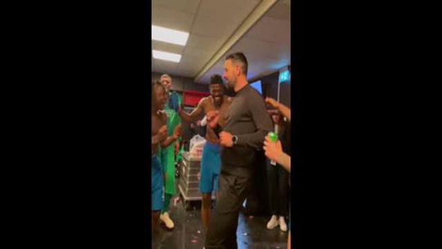 Van Nistelrooy dançou com a Taça 'no bolso'