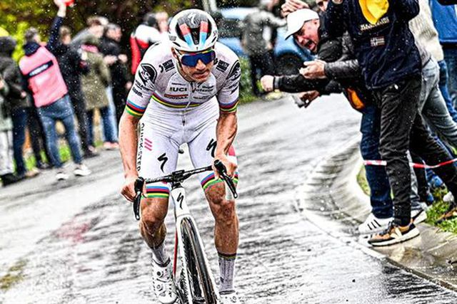 Evenepoel repete triunfo em Liége; Pogacar fratura pulso e vai ser operado