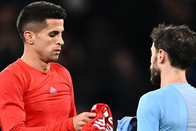Assobios para Cancelo no regresso ao Estádio Etihad (vídeo)