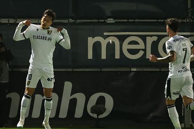 Incrível: recebeu a camisola do herói da noite e desfez-se em lágrimas (vídeo)