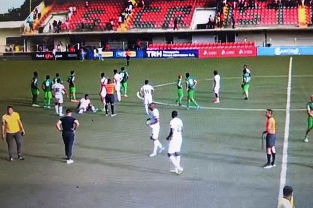 Fãs em fuga e jogadores no campo: terramoto interrompe jogo… reatado depois (vídeo)