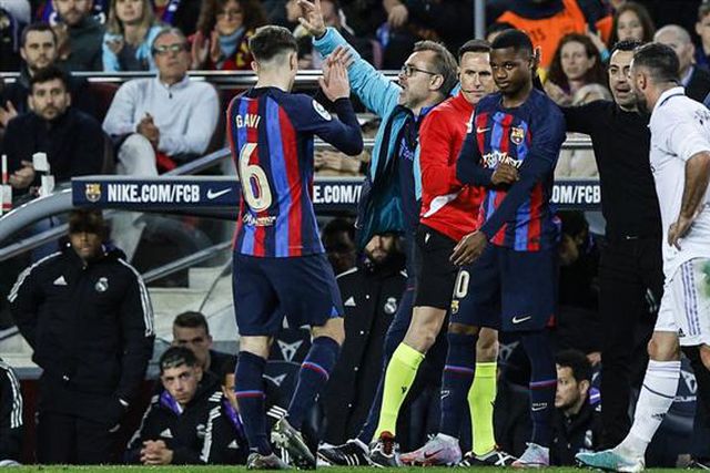 Pai de Ansu Fati dispara em todas as direções, do Barcelona à seleção