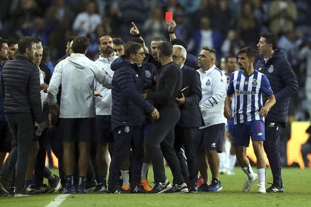 Conceição suspenso em Arouca e à espera da sanção