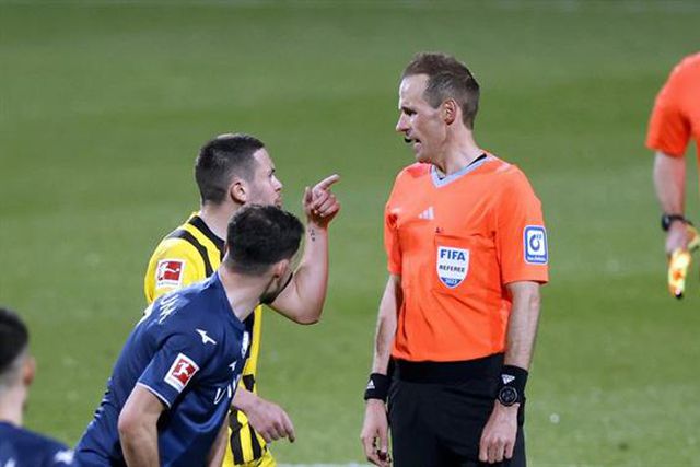 Árbitro assume erro que pode custar título e denuncia ameaças de morte (vídeo)