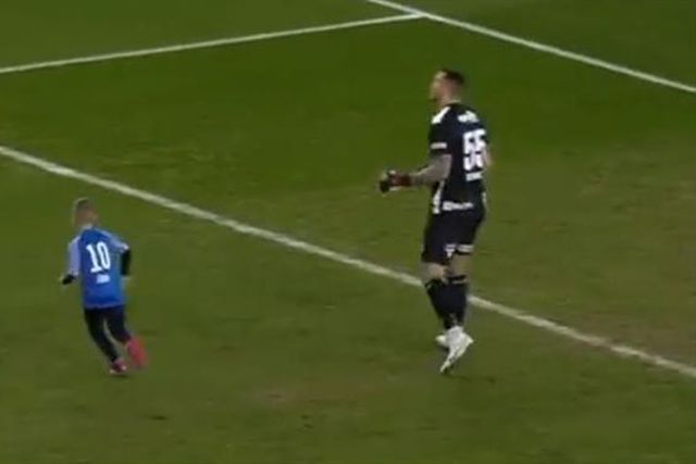 Criança foi ao relvado para marcar um golo, mas guarda-redes não foi na conversa (vídeo)