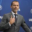 Ceferin defende tetos salariais: «Se os mesmos cinco clubes ganham sempre...»