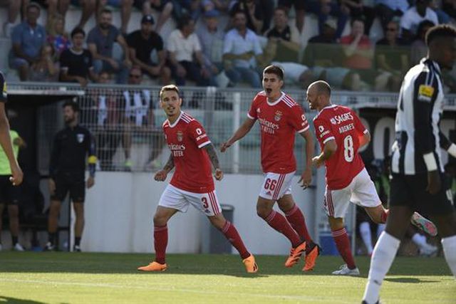 Águia goleia no Algarve