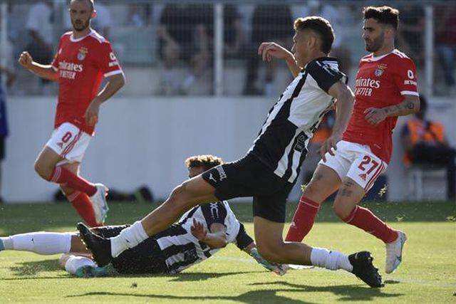Autogolo de Filipe Relvas para o segundo do Benfica em Portimão (vídeo)