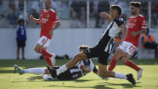 Autogolo de Filipe Relvas para o segundo do Benfica em Portimão (vídeo)