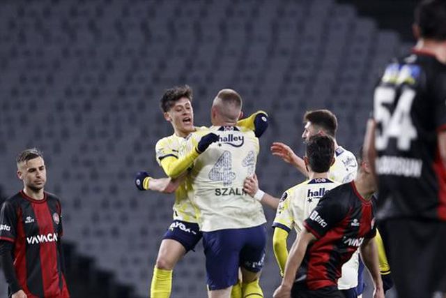 Jesus vence Pirlo com reviravolta e continua a sonhar (veja os golos)