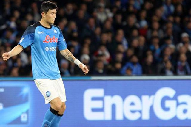 Manchester United tenta bater concorrência por Kim