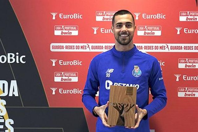 Diogo Costa recebe prémio da Liga