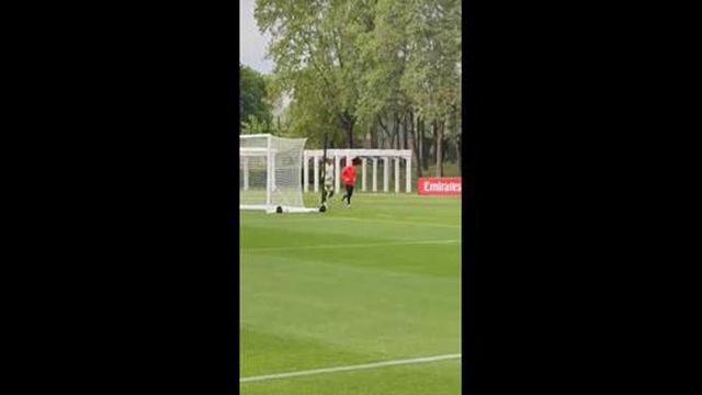 Rafael Leão treina afastado do grupo